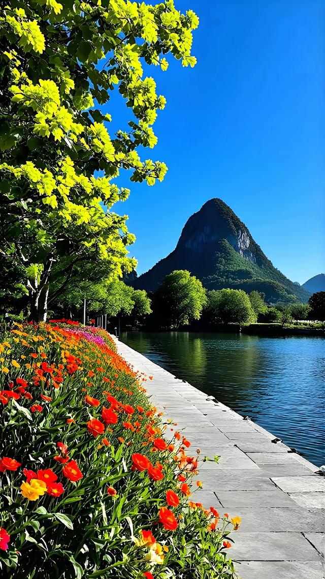 湖岸花影与远山