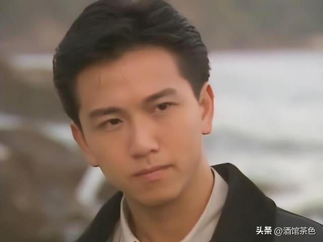 演员温兆伦现状：定居北京，61岁不显老依然帅气，10岁女儿很漂亮
