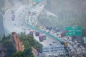 目前，二广高速新广武收费站至雁门关隧道往太原方向车流量非常大图片