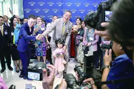 泰总理在机场迎接中国首批免签游客图片