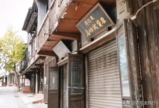 成都龙泉山被冷落的古场镇，街上空无一人，美食诱人被严重低估！