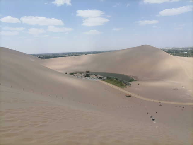 探秘甘肃敦煌鸣沙山月牙泉：沙漠中的奇幻胜景