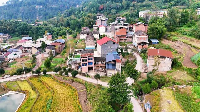 乡间行记:驱车穿行插腊村到岳溪镇,在弯弯山路中找回遗忘的时光