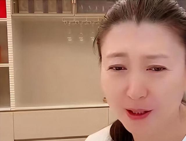 53岁晚节不保？踩着赵本山上位的闫学晶	，终是为荒唐行径买了单