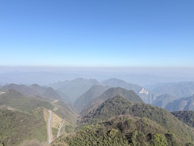 余丹 寻美娄山关 踏雄关漫道 触历史温度