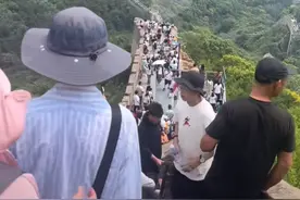 韦神爬长城，体能惊人！堂姐说他工资卡自己保管 仍装1.5升开水喝图片