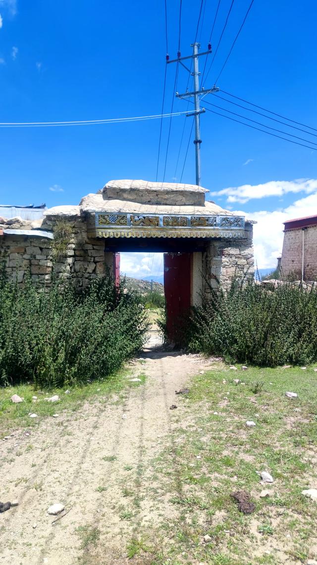 爬拉萨哲蚌寺后山,从海拔3600米到山顶5300米,上下20公里
