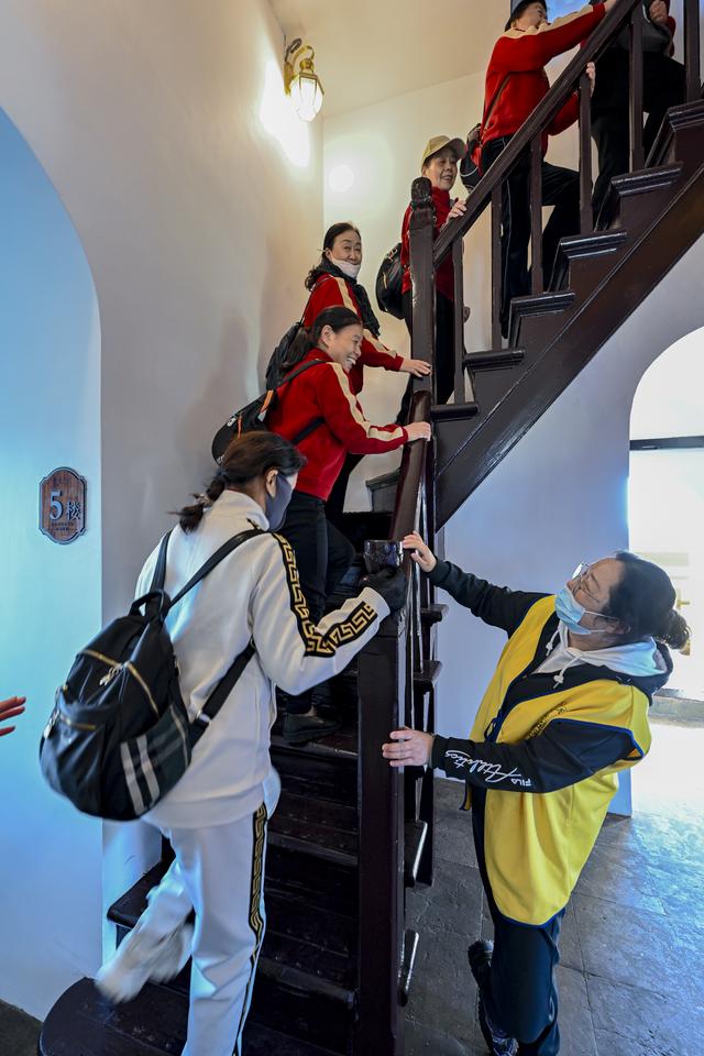 秋爽登文峰 塔下聚宾朋