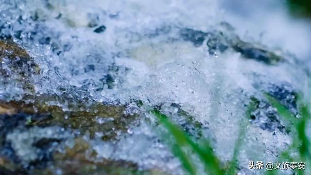环境温度25℃！在这踩着28亿年的彩虹石玩水，连水雾都是马卡龙色！