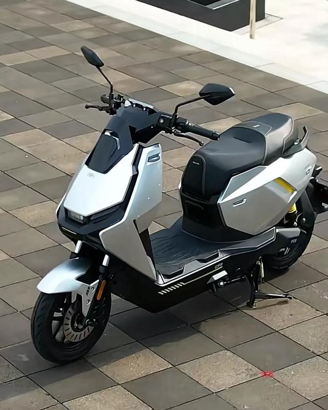1万预算选电摩还是油摩？FXPro降维打击：极速80+双ABS+雷达预警
