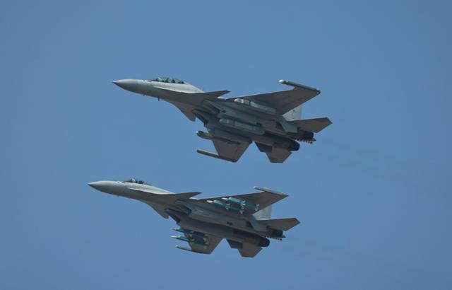 事情闹大！日战机琉球挑衅，辽宁舰携歼-15出击，高市：坚决回应