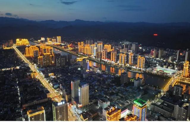 水墨成州夜生辉：青泥河与奎星楼的夜色对话