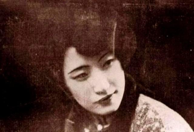 陆小曼有多美？26岁和翁端午游西湖的留影，青春靓丽娇俏可人！