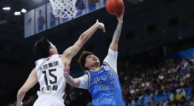 严惩36号裁判！中国男篮第一核心伤退，郭士强脸色挂不住了