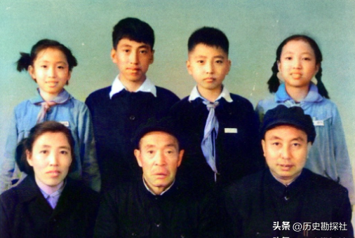 1961年，华国锋一家六口的合影，40岁的他长相周正，妻子端庄贤惠