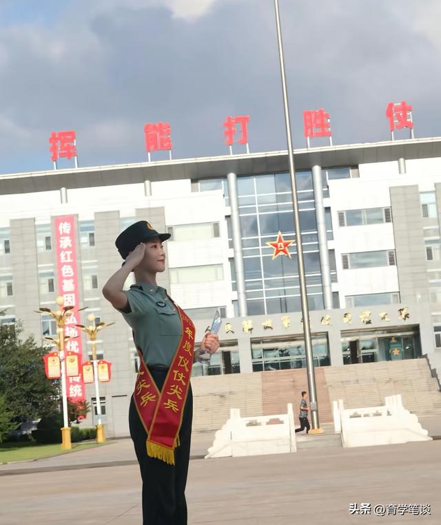 女民兵李思颖阅兵回家后仅半天，又有一个新身份：河北工大研究生