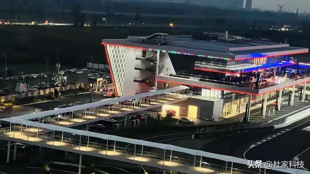 比亚迪突曝大消息：6000吨阿拉善沙子运回郑州，又拿下俩吉尼斯