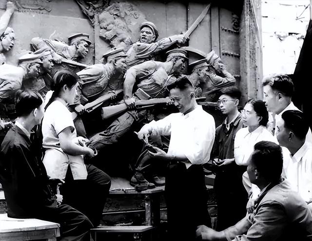 为什么毛主席不允许英雄纪念碑碑文中，提及“中国共产党”？