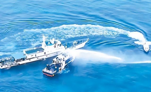 菲律宾破防，派兵杀进黄岩岛，自杀式撞击中方船只，海警果断开炮