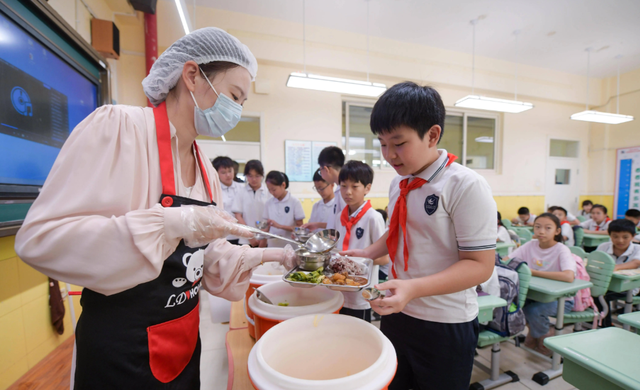 北京下了死命令	，2027年底前，所有中小学必须告别“校外配餐	”