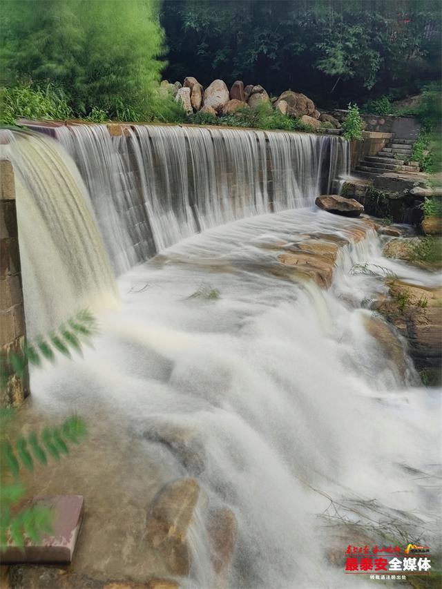 雨后虎山水库飞瀑如练 梳洗亭里听涛赏绿