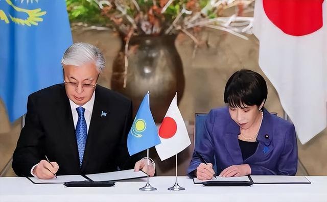 日本天皇亲自出山	，对中国的反击正式开始，高市早苗憋出了一妙计