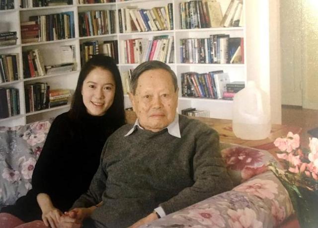 2021年，99岁杨振宁与72岁岳母罕见出镜，头发黑了，翁帆有些发福
