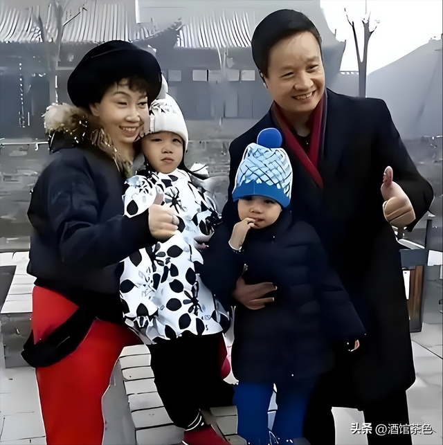 阎维文妻子现状：66岁驼背苍老瘦成皮包骨，夫妻差1岁像两代人