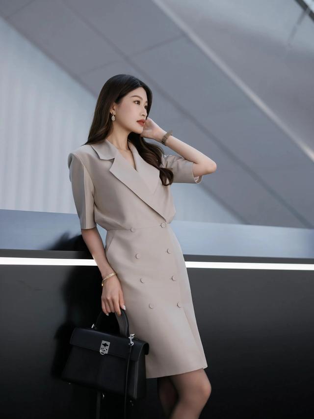 广东省台主持人彭婷婷，灰丝高跟职业装好美