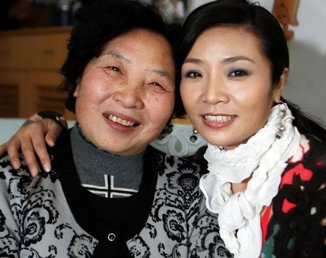 上14次春晚，红遍全国拒嫁富豪，60岁至今未婚,却活成这般模样！