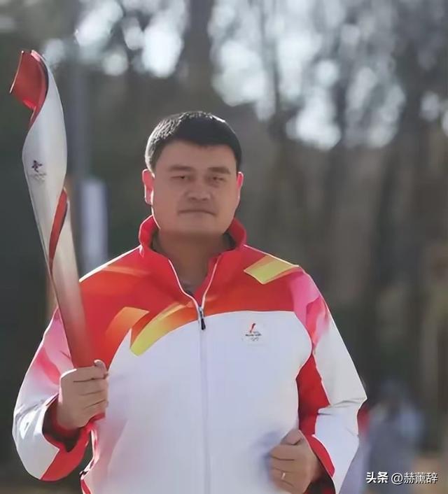 官媒对成龙的称呼变了，三字之差释放强烈信号，王晶的话有人信了