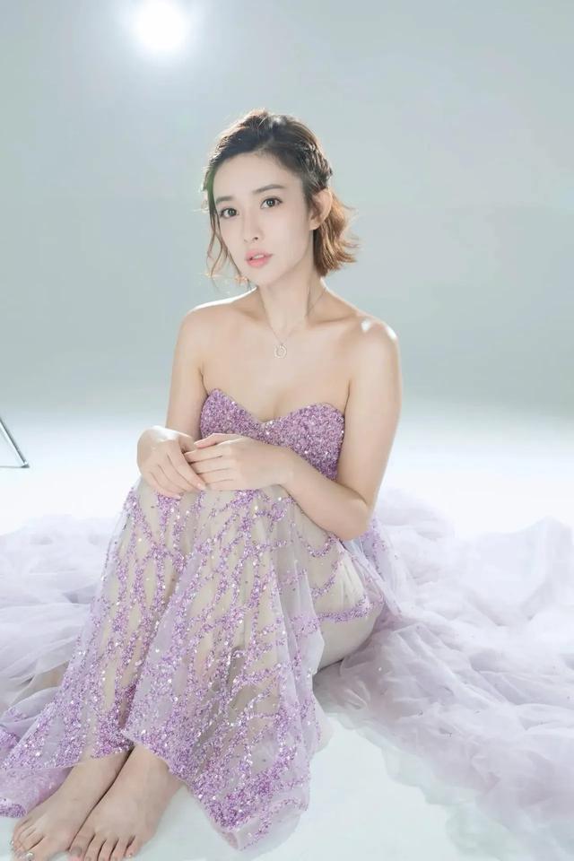 孟子义留甜美短发，身穿一袭紫色抹胸微透视裙，温婉可人很是迷人