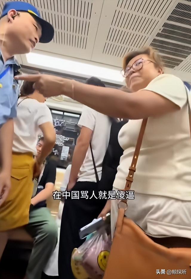 反华势力出现？女子大闹北京地铁，逮着谁骂谁，叫嚣中国不如美国