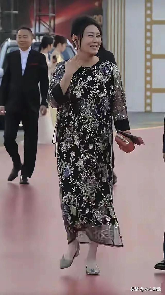 天哪,曾经的最美潘金莲王思懿现在也成了胖大婶了,55岁不婚不育