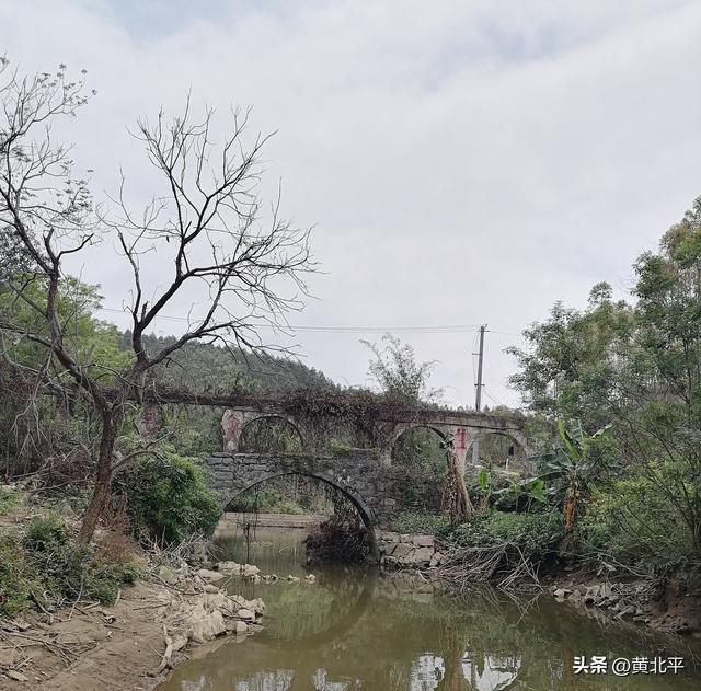 广西南宁市隆安县备战时期修建在古桥上的引水渠，现已列入文保