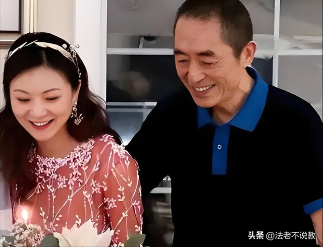恩爱25年抵不过残酷现实，74岁张艺谋年老色衰，43岁陈婷花样年华