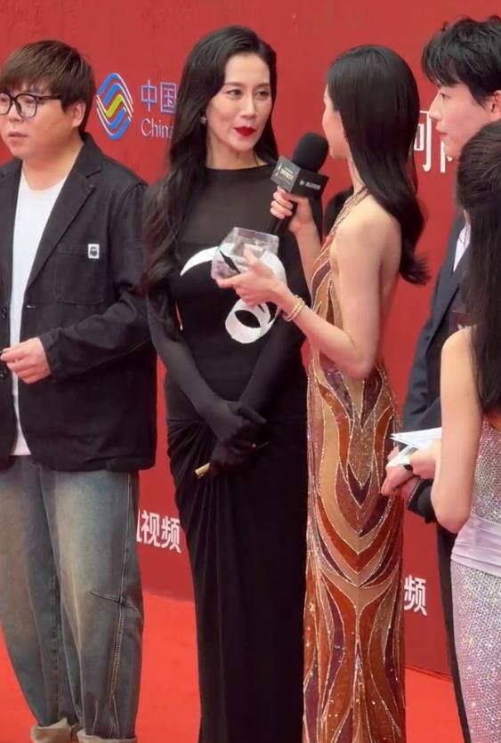 海南红毯好俗	，毛晓彤挤出副乳，张萌深V不怕走光，宋茜胸骨凸出