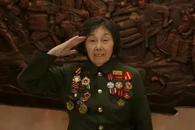 上甘岭上唯一女战士，秦基伟给她当马夫，每天不捐款睡不着觉图片