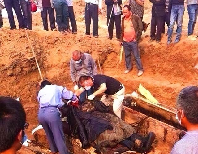 2006年，北京挖出龙袍干尸，留明朝发髻却穿大清龙袍，他是谁？