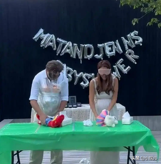 王菲也没想到，自己宝贝11年的男友谢霆锋，居然是个“扶妹魔”