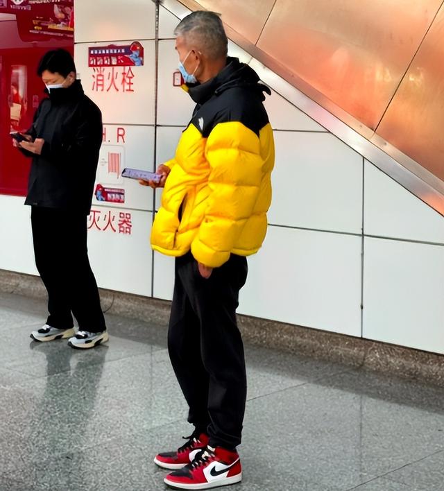 被“上海地铁老大叔”惊艳了！不染发、不装嫩，却个个优雅有品位