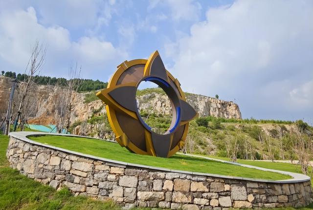 荒山→乐园！世界最大原始矿坑探险乐园