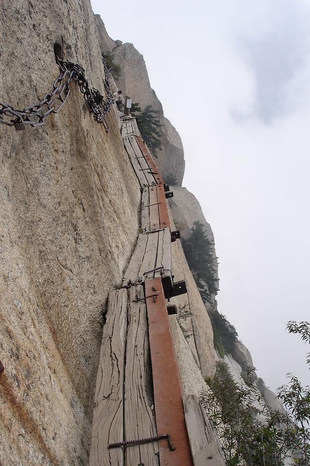 悬崖上的奇迹：揭秘华山长空栈道修建的绝技与百年坚守传奇故事