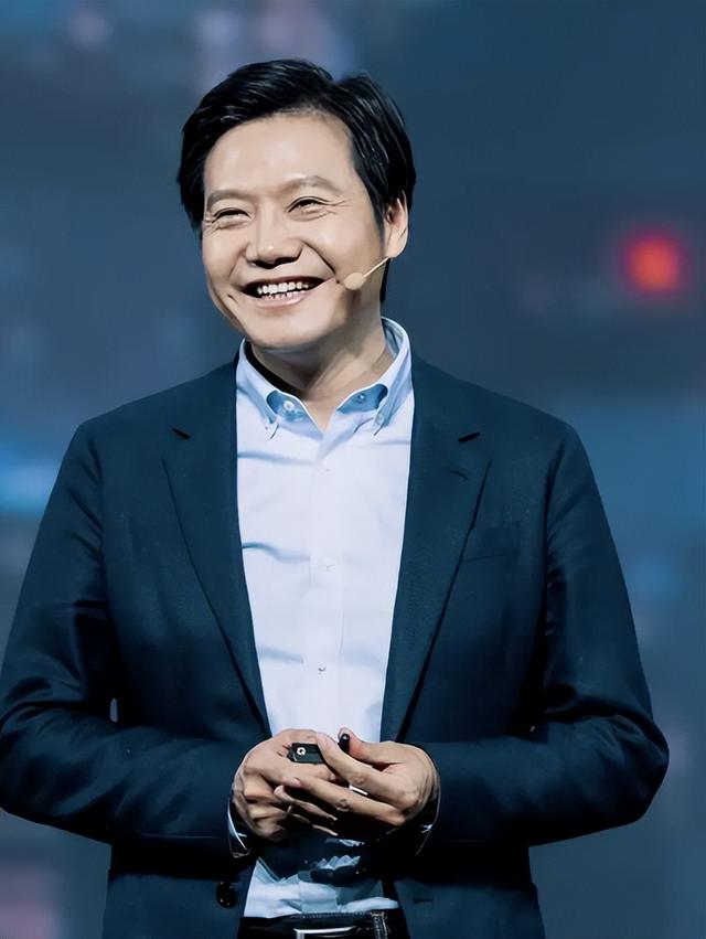 风向变了？官媒接连锐评，没给雷军留一丝体面，董明珠话有人信了