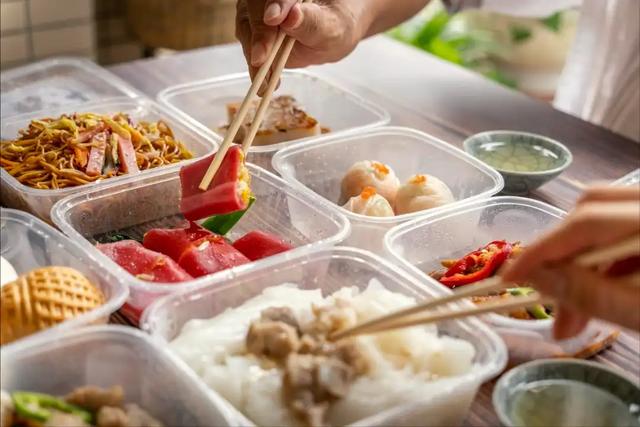 太恶心!5元料理包黑幕曝光,预制菜代工链触目惊心,外卖党中招