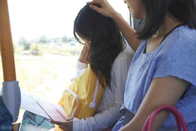 湖北打工妹嫁给英国高管，生下2个混血宝宝，婚后8年持刀捅死丈夫