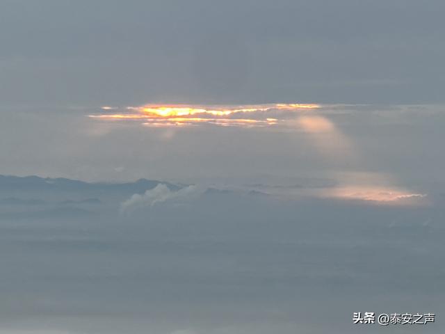雨后泰山云海翻涌如仙境