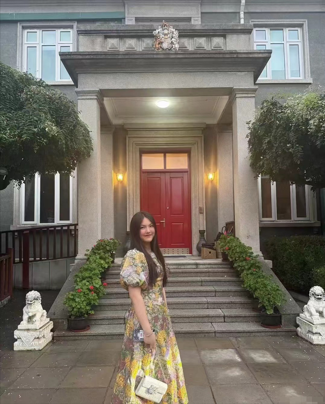 王诗龄晒自家北京小院，大半夜穿旗袍拍照，面无表情上演中式恐怖