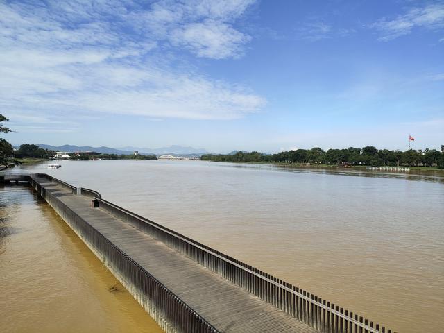 越南顺化大桥，北面不远就是越战中南越和北越的分界线-战争遗址