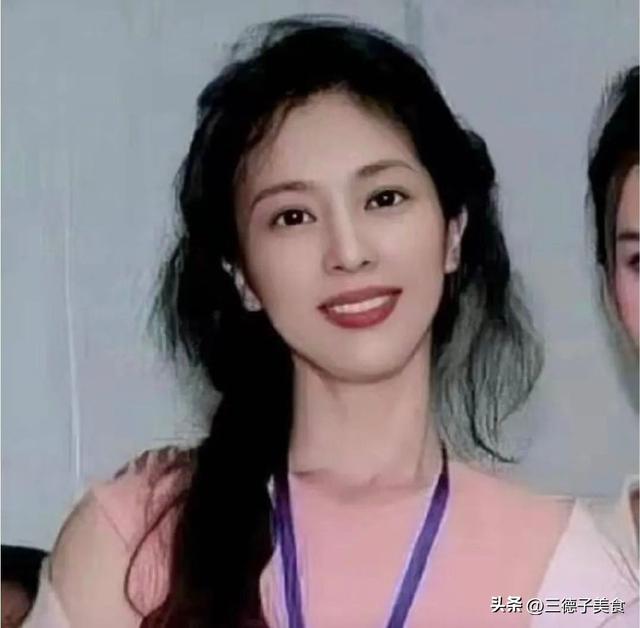 刘亦菲母亲刘晓莉：今66岁仍单身，身材傲人，长得比女儿还漂亮